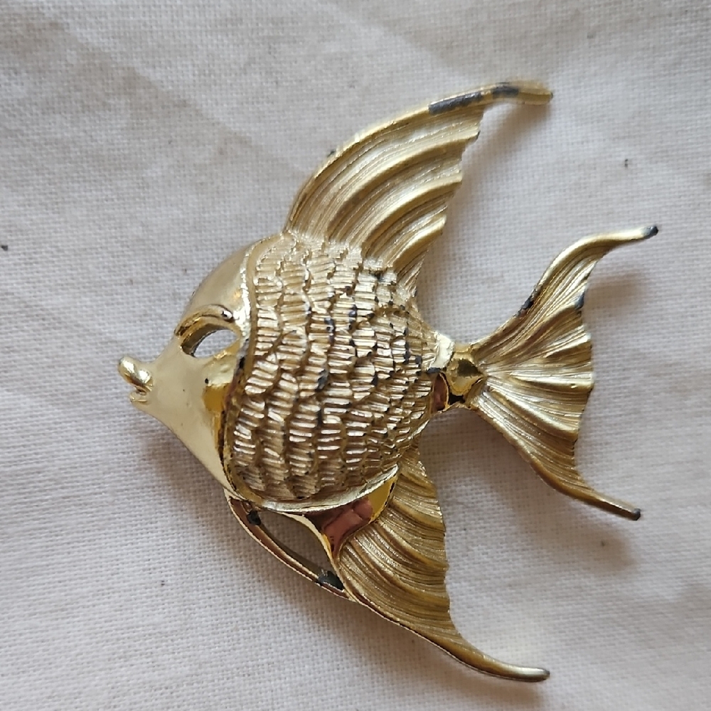 Gold Tone Fish Brooch